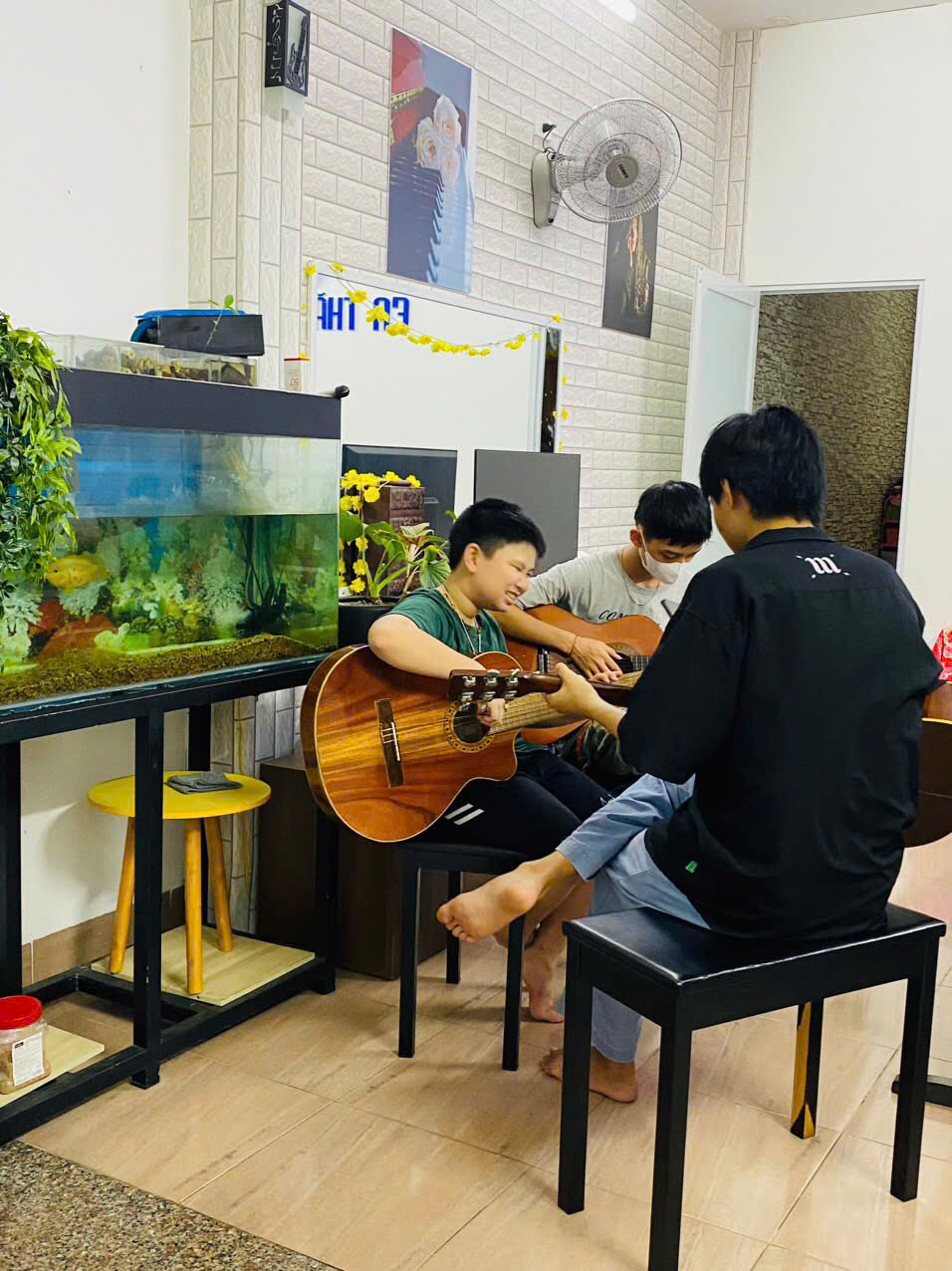 học guitar đệm hát với đam mê